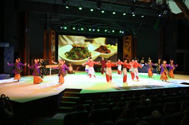 Kuching, Sarawak Malezya - 1 Mayıs 2022: Çeşitlendirilmiş Aborjin ve Yerlilerin Gösterisiyle Saray Kültür Köyü