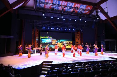 Kuching, Sarawak Malezya - 1 Mayıs 2022: Çeşitlendirilmiş Aborjin ve Yerlilerin Gösterisiyle Saray Kültür Köyü