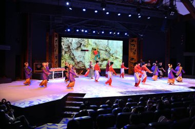 Kuching, Sarawak Malezya - 1 Mayıs 2022: Çeşitlendirilmiş Aborjin ve Yerlilerin Gösterisiyle Saray Kültür Köyü