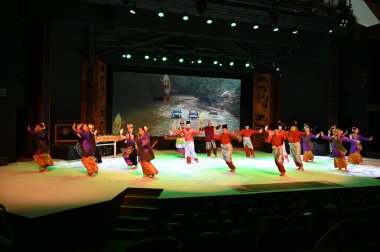Kuching, Sarawak Malezya - 1 Mayıs 2022: Çeşitlendirilmiş Aborjin ve Yerlilerin Gösterisiyle Saray Kültür Köyü