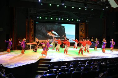 Kuching, Sarawak Malezya - 1 Mayıs 2022: Çeşitlendirilmiş Aborjin ve Yerlilerin Gösterisiyle Saray Kültür Köyü