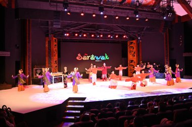 Kuching, Sarawak Malezya - 1 Mayıs 2022: Çeşitlendirilmiş Aborjin ve Yerlilerin Gösterisiyle Saray Kültür Köyü