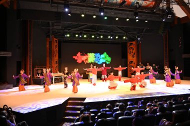 Kuching, Sarawak Malezya - 1 Mayıs 2022: Çeşitlendirilmiş Aborjin ve Yerlilerin Gösterisiyle Saray Kültür Köyü