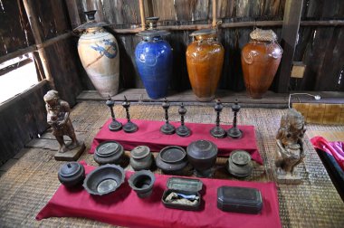 Kuching, Sarawak Malezya - 1 Mayıs 2022: Çeşitlendirilmiş Aborjin ve Yerlilerin Gösterisiyle Saray Kültür Köyü