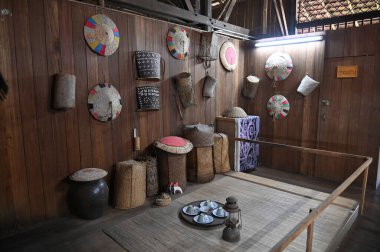 Kuching, Sarawak Malezya - 1 Mayıs 2022: Çeşitlendirilmiş Aborjin ve Yerlilerin Gösterisiyle Saray Kültür Köyü