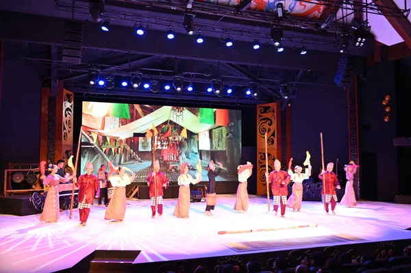 Kuching, Sarawak Malezya - 1 Mayıs 2022: Çeşitlendirilmiş Aborjin ve Yerlilerin Gösterisiyle Saray Kültür Köyü