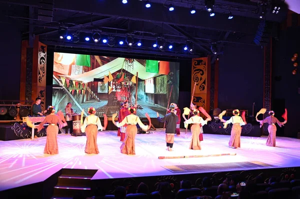 Kuching, Sarawak Malezya - 1 Mayıs 2022: Çeşitlendirilmiş Aborjin ve Yerlilerin Gösterisiyle Saray Kültür Köyü