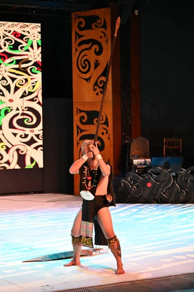 Kuching, Sarawak Malezya - 1 Mayıs 2022: Çeşitlendirilmiş Aborjin ve Yerlilerin Gösterisiyle Saray Kültür Köyü