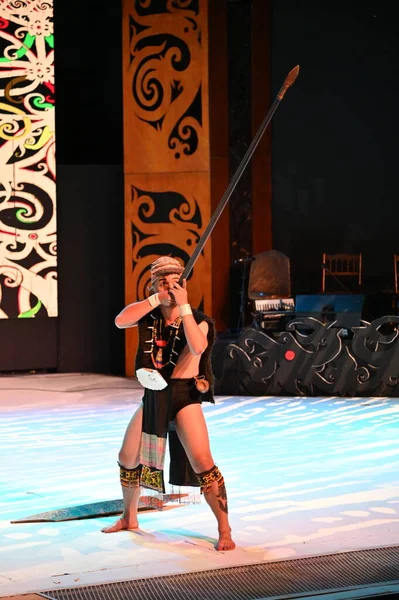 Kuching, Sarawak Malezya - 1 Mayıs 2022: Çeşitlendirilmiş Aborjin ve Yerlilerin Gösterisiyle Saray Kültür Köyü