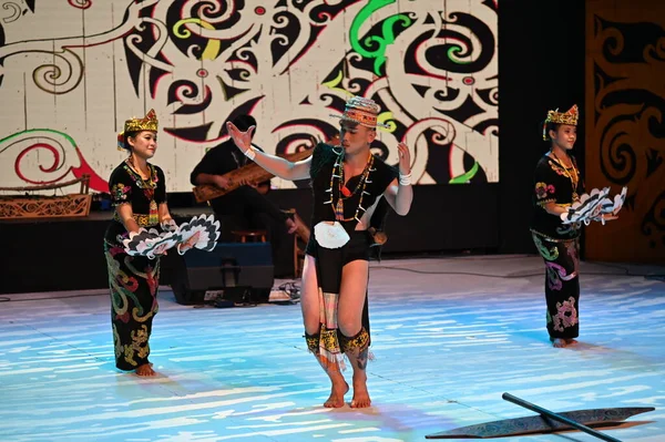 Kuching, Sarawak Malezya - 1 Mayıs 2022: Çeşitlendirilmiş Aborjin ve Yerlilerin Gösterisiyle Saray Kültür Köyü