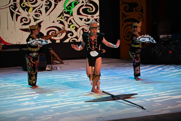 Kuching, Sarawak Malezya - 1 Mayıs 2022: Çeşitlendirilmiş Aborjin ve Yerlilerin Gösterisiyle Saray Kültür Köyü