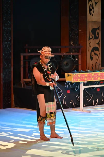 Kuching, Sarawak Malezya - 1 Mayıs 2022: Çeşitlendirilmiş Aborjin ve Yerlilerin Gösterisiyle Saray Kültür Köyü