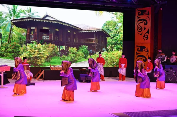 Kuching, Sarawak Malezya - 1 Mayıs 2022: Çeşitlendirilmiş Aborjin ve Yerlilerin Gösterisiyle Saray Kültür Köyü