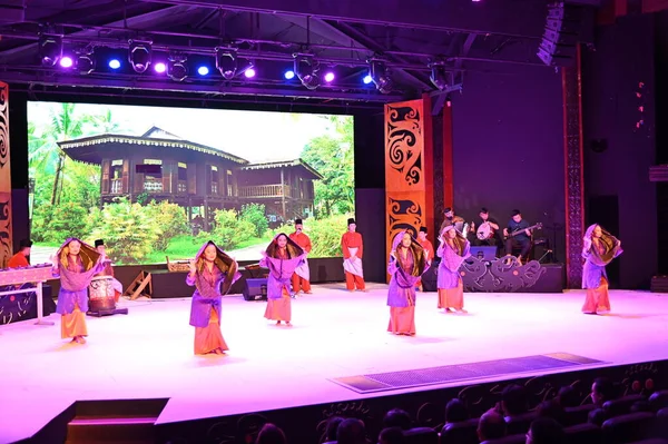 Kuching, Sarawak Malezya - 1 Mayıs 2022: Çeşitlendirilmiş Aborjin ve Yerlilerin Gösterisiyle Saray Kültür Köyü