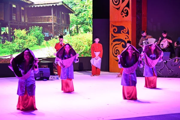 Kuching, Sarawak Malezya - 1 Mayıs 2022: Çeşitlendirilmiş Aborjin ve Yerlilerin Gösterisiyle Saray Kültür Köyü