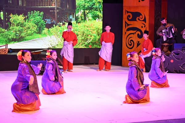 Kuching, Sarawak Malezya - 1 Mayıs 2022: Çeşitlendirilmiş Aborjin ve Yerlilerin Gösterisiyle Saray Kültür Köyü