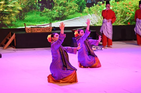 Kuching, Sarawak Malezya - 1 Mayıs 2022: Çeşitlendirilmiş Aborjin ve Yerlilerin Gösterisiyle Saray Kültür Köyü