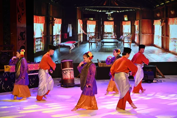 Kuching, Sarawak Malezya - 1 Mayıs 2022: Çeşitlendirilmiş Aborjin ve Yerlilerin Gösterisiyle Saray Kültür Köyü