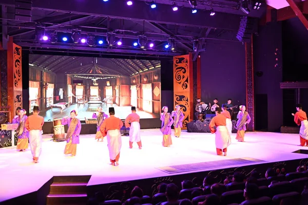 Kuching, Sarawak Malezya - 1 Mayıs 2022: Çeşitlendirilmiş Aborjin ve Yerlilerin Gösterisiyle Saray Kültür Köyü