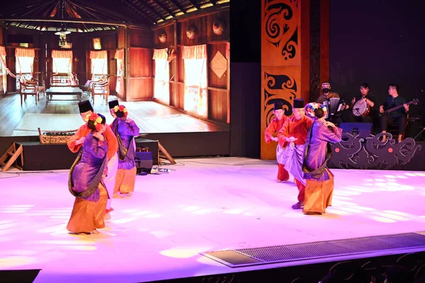 Kuching, Sarawak Malezya - 1 Mayıs 2022: Çeşitlendirilmiş Aborjin ve Yerlilerin Gösterisiyle Saray Kültür Köyü