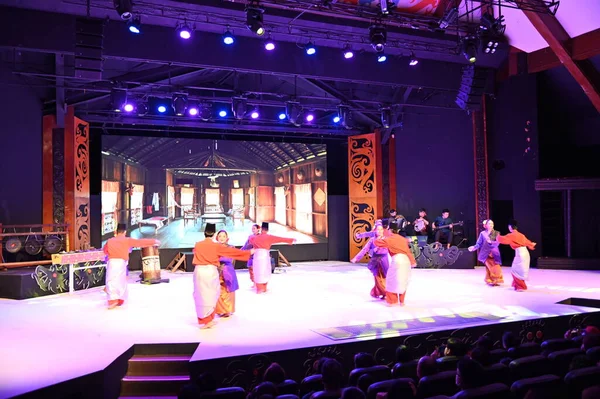 Kuching, Sarawak Malezya - 1 Mayıs 2022: Çeşitlendirilmiş Aborjin ve Yerlilerin Gösterisiyle Saray Kültür Köyü