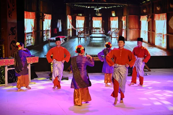 Kuching, Sarawak Malezya - 1 Mayıs 2022: Çeşitlendirilmiş Aborjin ve Yerlilerin Gösterisiyle Saray Kültür Köyü