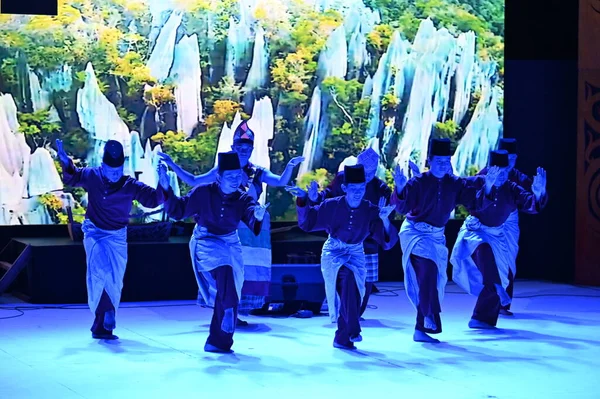 Kuching, Sarawak Malezya - 1 Mayıs 2022: Çeşitlendirilmiş Aborjin ve Yerlilerin Gösterisiyle Saray Kültür Köyü