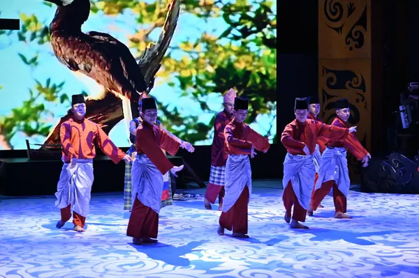 Kuching, Sarawak Malezya - 1 Mayıs 2022: Çeşitlendirilmiş Aborjin ve Yerlilerin Gösterisiyle Saray Kültür Köyü