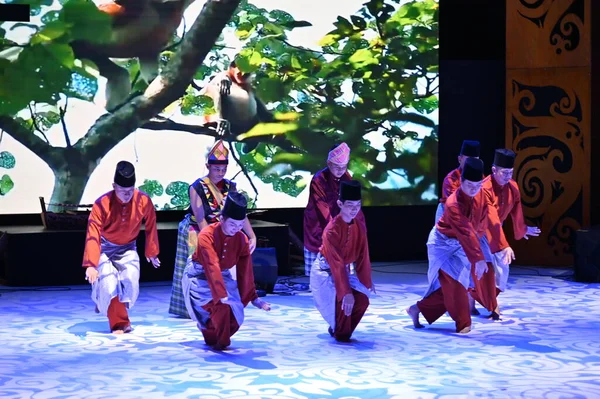 Kuching, Sarawak Malezya - 1 Mayıs 2022: Çeşitlendirilmiş Aborjin ve Yerlilerin Gösterisiyle Saray Kültür Köyü