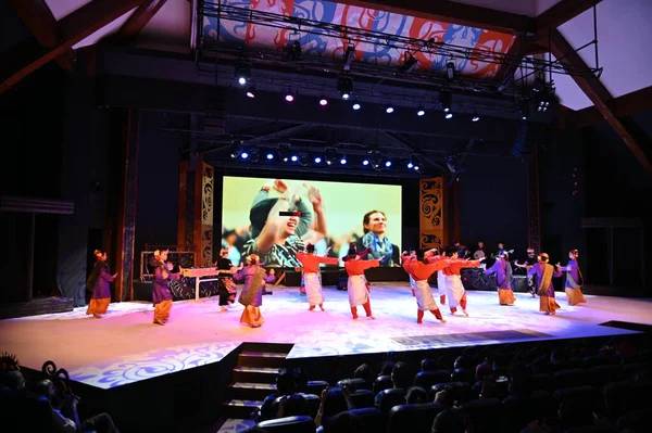 Kuching, Sarawak Malezya - 1 Mayıs 2022: Çeşitlendirilmiş Aborjin ve Yerlilerin Gösterisiyle Saray Kültür Köyü