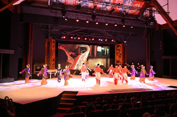 Kuching, Sarawak Malezya - 1 Mayıs 2022: Çeşitlendirilmiş Aborjin ve Yerlilerin Gösterisiyle Saray Kültür Köyü