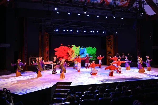 Kuching, Sarawak Malezya - 1 Mayıs 2022: Çeşitlendirilmiş Aborjin ve Yerlilerin Gösterisiyle Saray Kültür Köyü