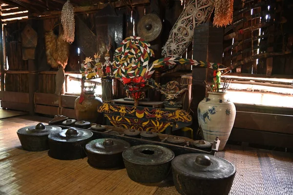 Kuching, Sarawak Malezya - 1 Mayıs 2022: Çeşitlendirilmiş Aborjin ve Yerlilerin Gösterisiyle Saray Kültür Köyü