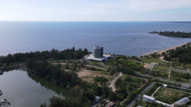 Miri Şehri 'nin ünlü plajları, nehirleri, şehirleri ve manzaralı çevresiyle Landmark ve Turist Çekim alanları