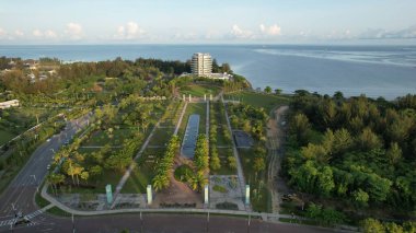 Miri Şehri 'nin ünlü plajları, nehirleri, şehirleri ve manzaralı çevresiyle Landmark ve Turist Çekim alanları