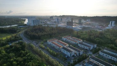 Miri Şehri 'nin ünlü plajları, nehirleri, şehirleri ve manzaralı çevresiyle Landmark ve Turist Çekim alanları