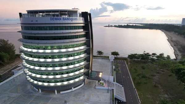 Miri Şehri 'nin ünlü plajları, nehirleri, şehirleri ve manzaralı çevresiyle Landmark ve Turist Çekim alanları