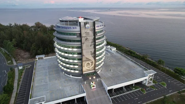 Miri Şehri 'nin ünlü plajları, nehirleri, şehirleri ve manzaralı çevresiyle Landmark ve Turist Çekim alanları