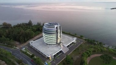 Miri Şehri 'nin ünlü plajları, nehirleri, şehirleri ve manzaralı çevresiyle Landmark ve Turist Çekim alanları