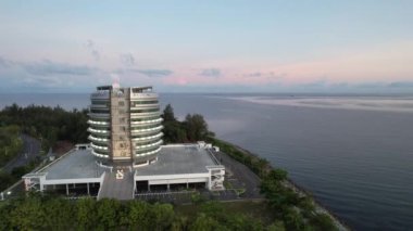 Miri Şehri 'nin ünlü plajları, nehirleri, şehirleri ve manzaralı çevresiyle Landmark ve Turist Çekim alanları