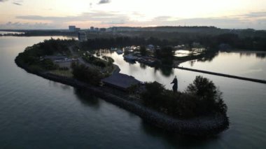 Miri Şehri 'nin ünlü plajları, nehirleri, şehirleri ve manzaralı çevresiyle Landmark ve Turist Çekim alanları