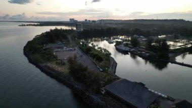 Miri Şehri 'nin ünlü plajları, nehirleri, şehirleri ve manzaralı çevresiyle Landmark ve Turist Çekim alanları