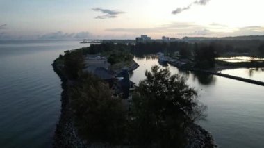 Miri Şehri 'nin ünlü plajları, nehirleri, şehirleri ve manzaralı çevresiyle Landmark ve Turist Çekim alanları