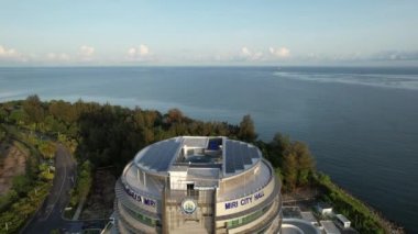 Miri Şehri 'nin ünlü plajları, nehirleri, şehirleri ve manzaralı çevresiyle Landmark ve Turist Çekim alanları