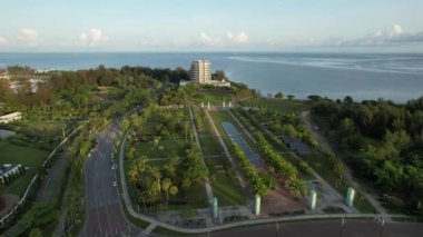 Miri Şehri 'nin ünlü plajları, nehirleri, şehirleri ve manzaralı çevresiyle Landmark ve Turist Çekim alanları