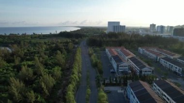 Miri Şehri 'nin ünlü plajları, nehirleri, şehirleri ve manzaralı çevresiyle Landmark ve Turist Çekim alanları