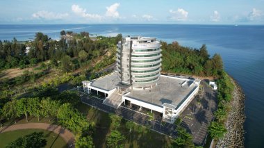 Miri Şehri 'nin ünlü plajları, nehirleri, şehirleri ve manzaralı çevresiyle Landmark ve Turist Çekim alanları