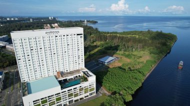 Miri Şehri 'nin ünlü plajları, nehirleri, şehirleri ve manzaralı çevresiyle Landmark ve Turist Çekim alanları