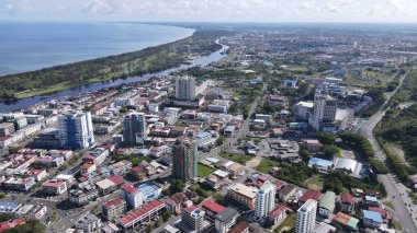 Miri Şehri 'nin ünlü plajları, nehirleri, şehirleri ve manzaralı çevresiyle Landmark ve Turist Çekim alanları
