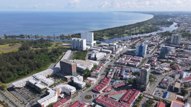 Miri Şehri 'nin ünlü plajları, nehirleri, şehirleri ve manzaralı çevresiyle Landmark ve Turist Çekim alanları